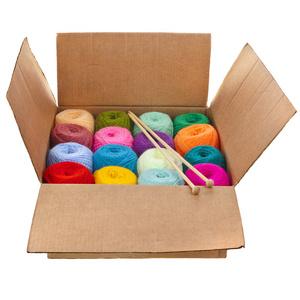 多彩色的球羊毛针织纱在纸箱中的照片