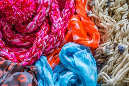 和c在篮子里摆放着五颜六色的面糊针织纱和针织布可爱针织羊毛袜子